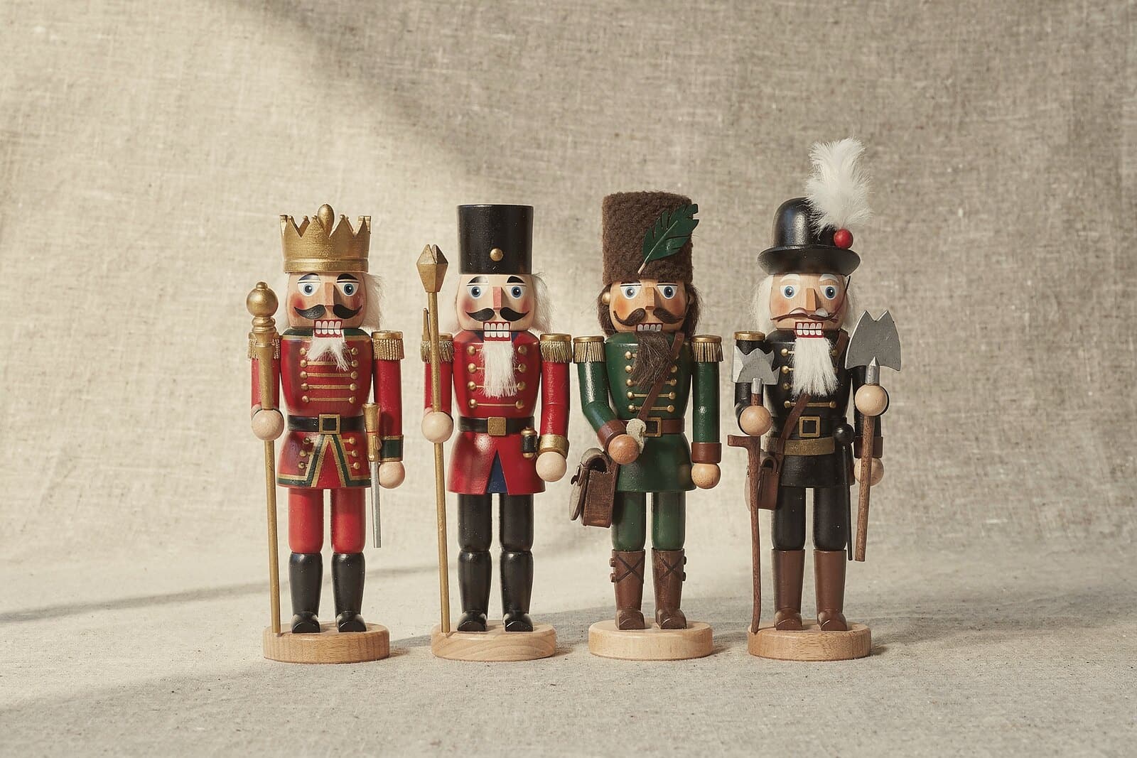Die klassischen Figuren nebeneinander: König, Soldat mit hohem Tschako, Förster in Grün und Bergmann in Schwarz.